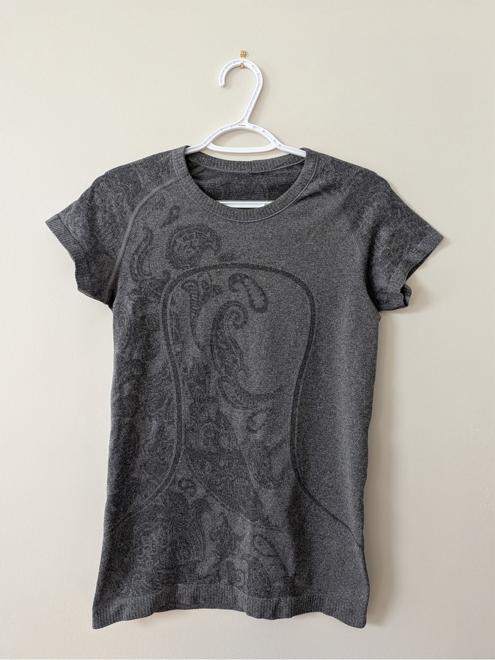 lululemon athletica Dark Gray Paisley Short Sleeve Crew